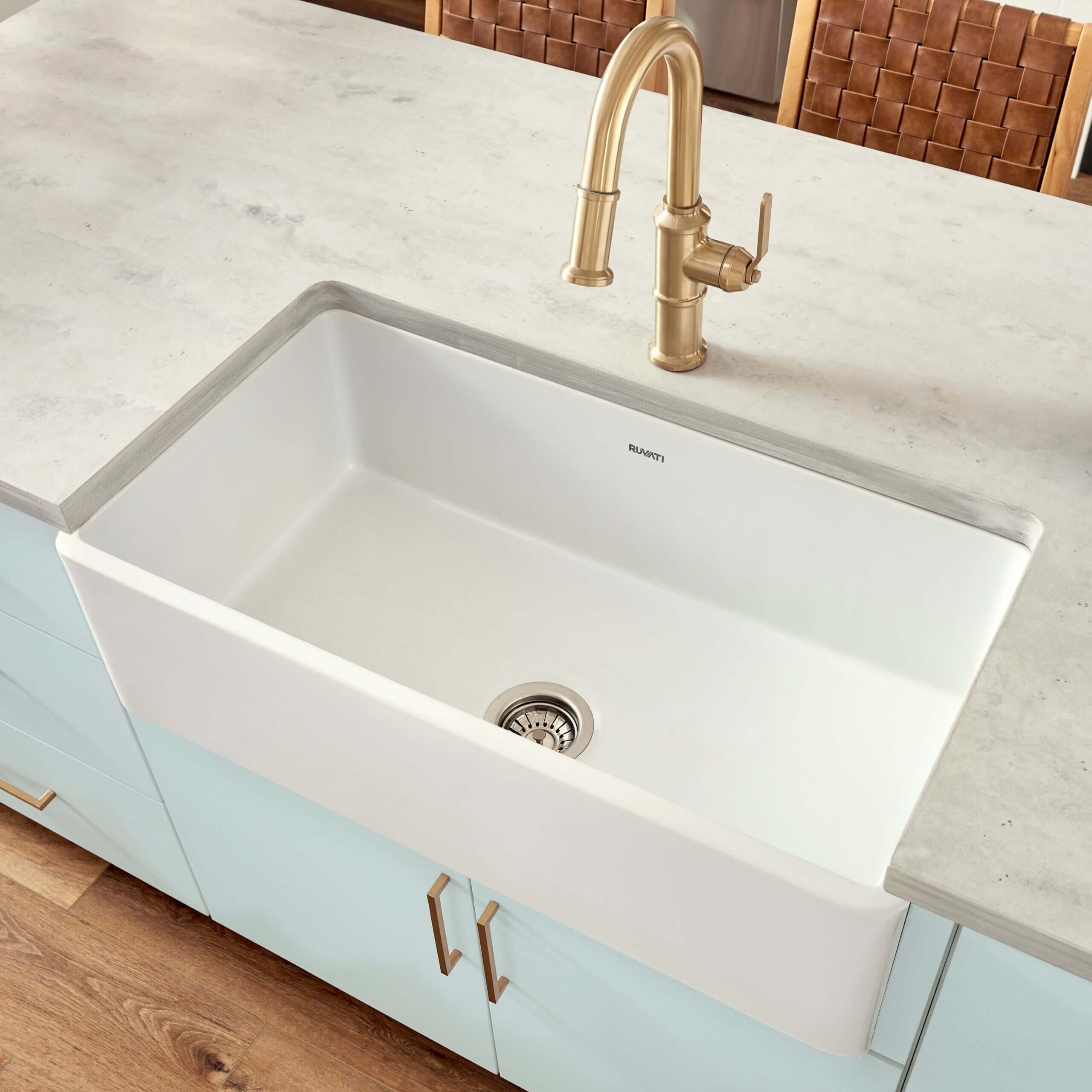 Ruvati Fireclay 30-inch Farmhouse Apron-Front Kitchen Sink Single Bowl White RVL2300WH